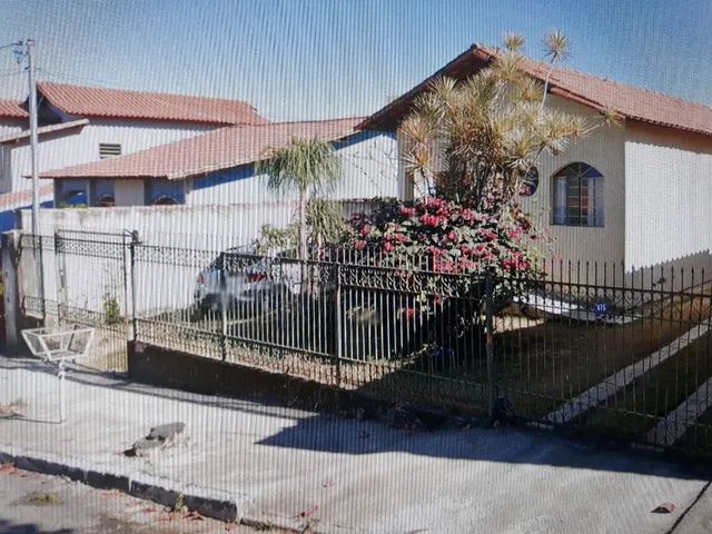 Grade em ferro maciço com incríveis 16,8 metros e 2 portões de garagem 