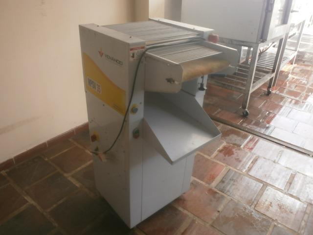 Modeladora de pão industrial - marca venancio - com sistema nr12 de segurança