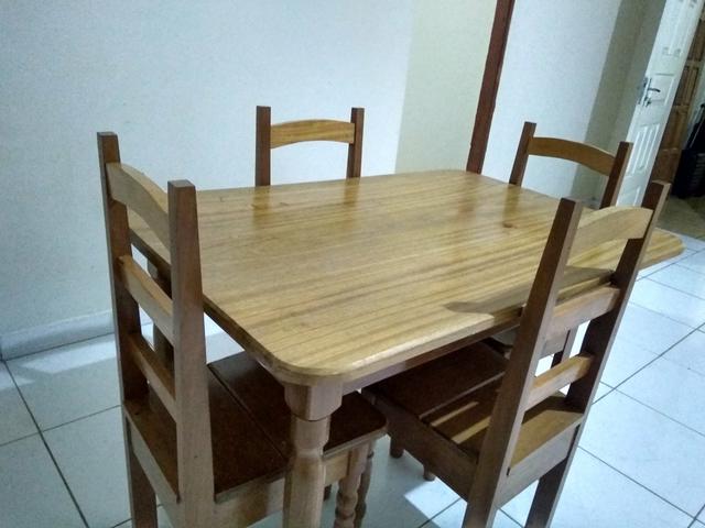 Estou vendendo esta mesa madeira pura - Foto 2