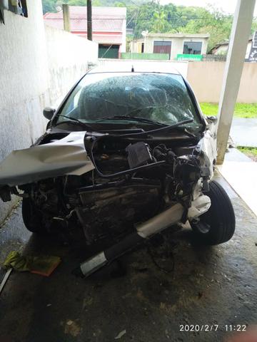 Vendo carro batido documentado, media monta - Foto 4
