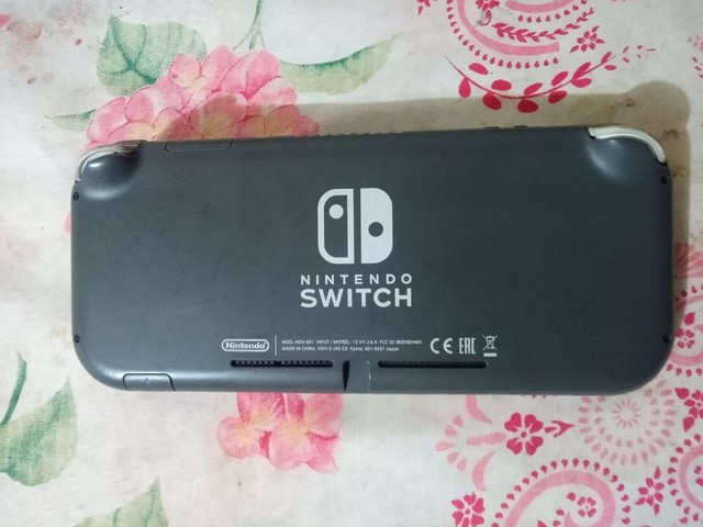 Nintendo Switch lite + SD 128GB + protetores para analógico