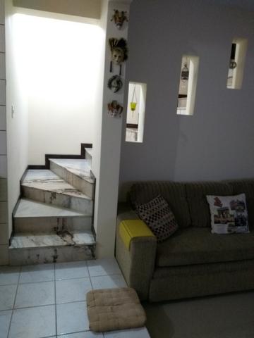 Quarto com sacada para moças, perto de tudo!