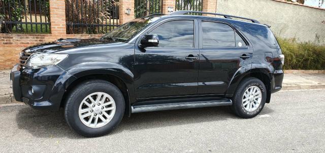 Toyota Hilux SW4 SRV 4x4 - Top de linha