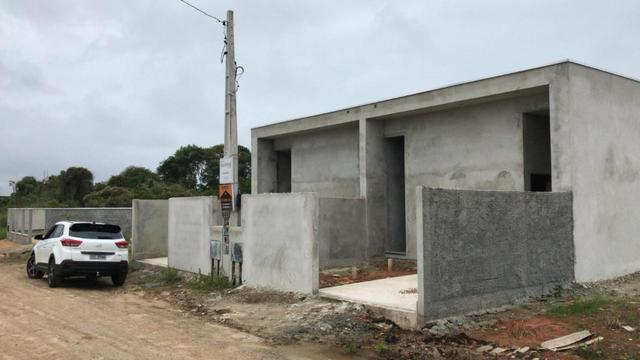 Lindo geminado com alto padrão de qualidade com 01 suíte + 01 quarto na praia de itajuba - Foto 2
