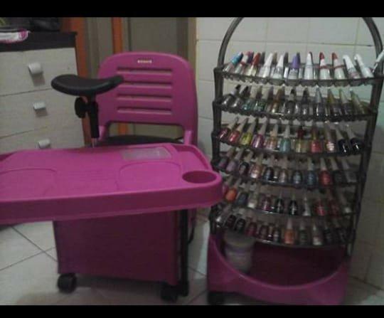 Cadeira de manicure e suporte de esmalte profissional