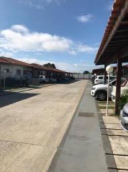 Casa em condomínio 3 dormitórios sendo 1 suite