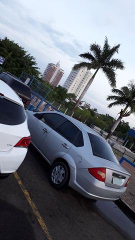 Vendo ou troco por outro carro hatch - Foto 2