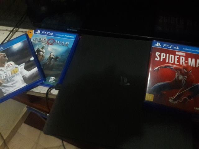 Playstation 4 1Tb Slim + 4 Jogos