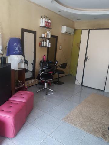 Precisa-se de manicure e cabeleireiro