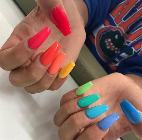 Contrata se Manicure