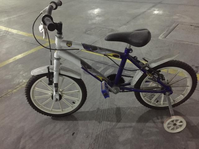 Vendo bicicleta infantil masculina do Batman com rodinhas pouca usada - Foto 3