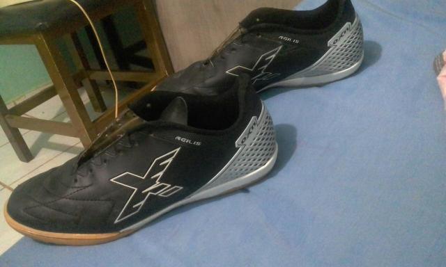 Vendo um tênis de salão bom estado pra jogar bola,caminha etc.número 42 marca oxn - Foto 2