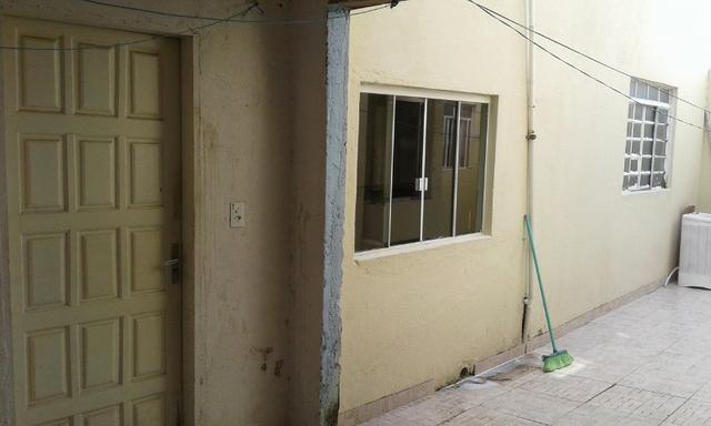 Casa nos fundos - 2 quartos Sala Cozinha 1 Garagem