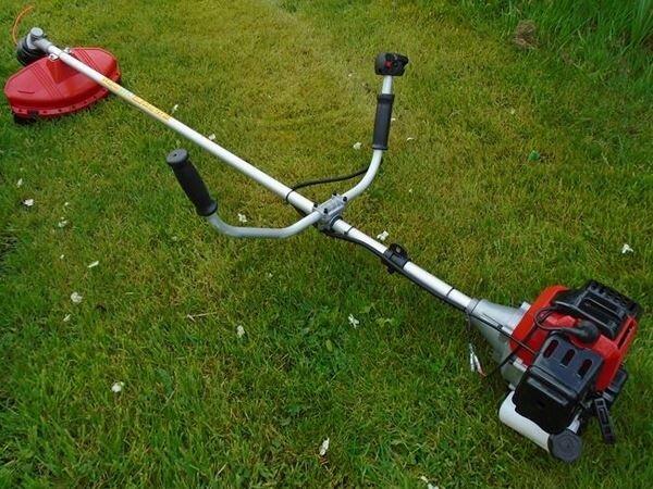 Roçadeira Intech, 43 cilindras, muito potente. À Gasolina. Lacrada, com Garantia