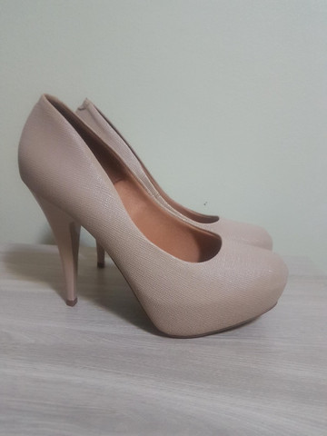 scarpin nude meia pata