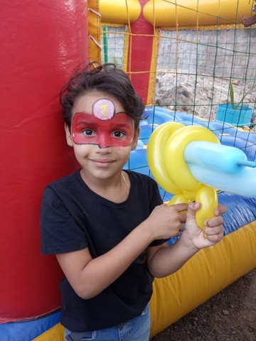 Pintura facial para festa infantil e escultura de balões