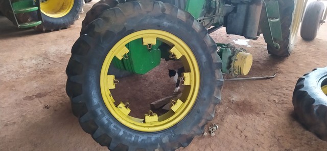 Pneu Pirelli 12.4-28 com roda - Foto 4