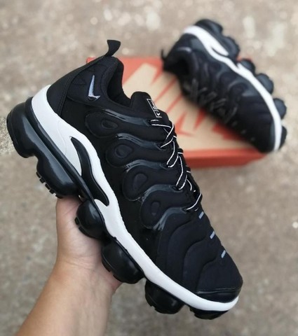 vapor max plus preto com branco