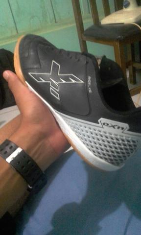 Vendo um tênis de salão bom estado pra jogar bola,caminha etc.número 42 marca oxn