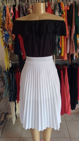saia branca e blusa preta