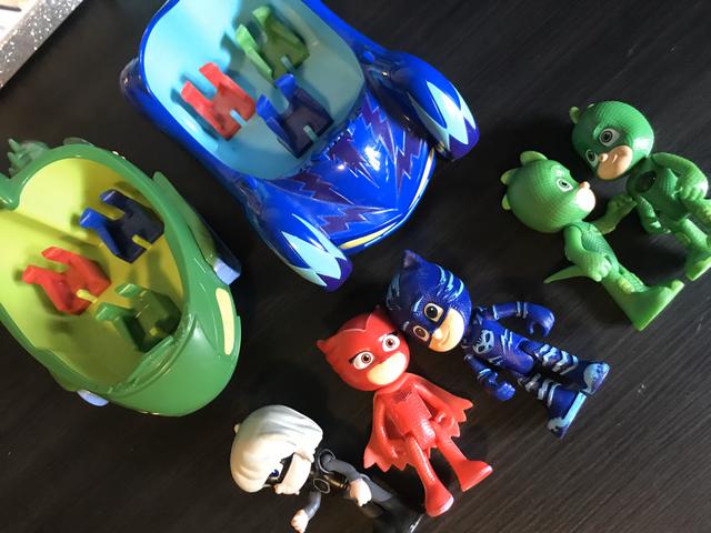 Pj Masks! 2 carros e 4 bonecos