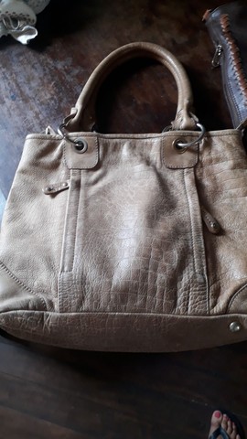 Uma bolsa de couro feminina