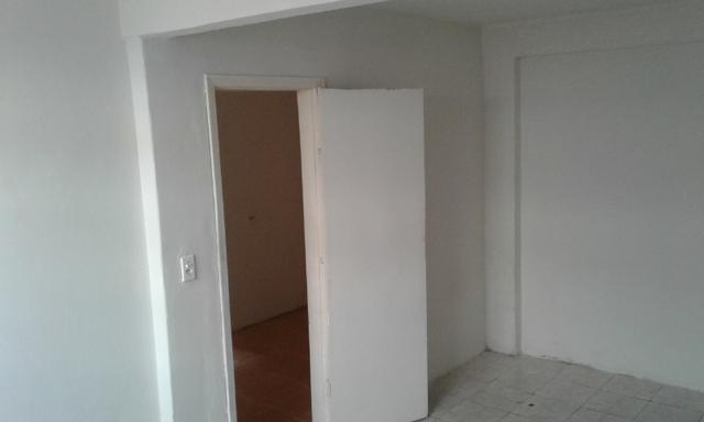 Casa nos fundos - 2 quartos Sala Cozinha 1 Garagem - Foto 3
