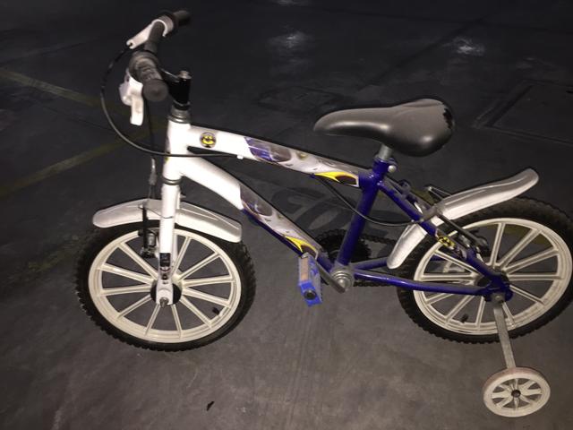 Vendo bicicleta infantil masculina do Batman com rodinhas pouca usada - Foto 4