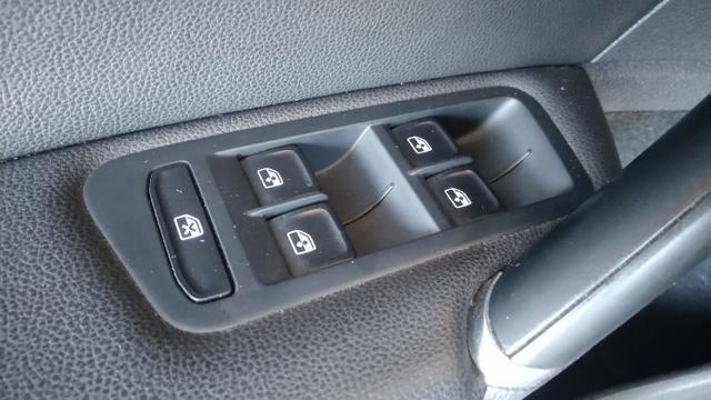 VW - Golf 1.6 Confortline MSI Manual - 2016 - Foto 10