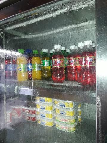 Vendo um freezer bem conservado motivo de viagem dependendo do bairro faça entrega - Foto 6