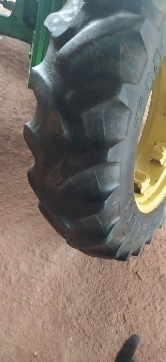 Pneu Pirelli 12.4-28 com roda