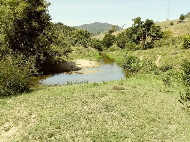 Sitio com nascente dentro e Rio
