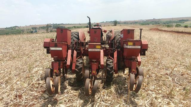 Trator 65x e plantadeira 3 linha e grade romeia 19.000 - Foto 4