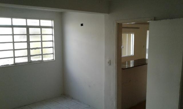 Casa nos fundos - 2 quartos Sala Cozinha 1 Garagem - Foto 7