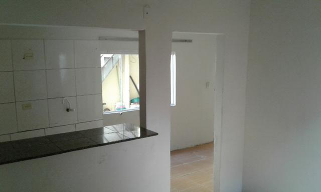 Casa nos fundos - 2 quartos Sala Cozinha 1 Garagem - Foto 4