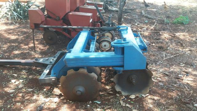Trator 65x e plantadeira 3 linha e grade romeia 19.000 - Foto 3