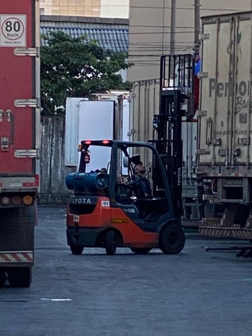 Empilhadeira Toyota um lixo, vendo por que tem a pior transmisao e motor do mercado
