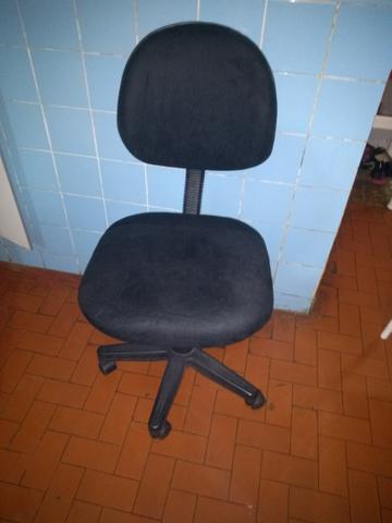 Cadeira para escritório semi nova 100,00R$