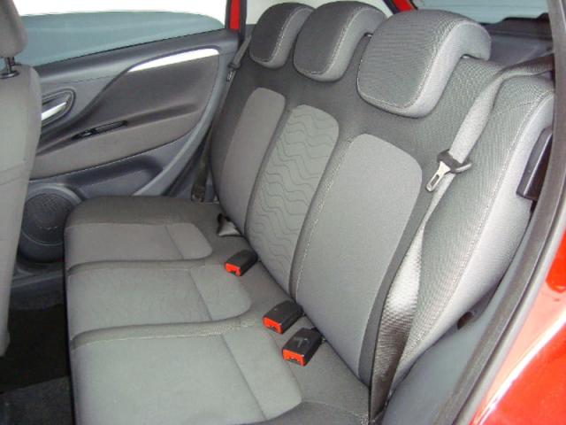 FIAT PUNTO ATTRACTIVE 1.4 2016 - Foto 6