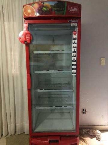 Freezer expositora metalfrio e Refresquiera Venâncio