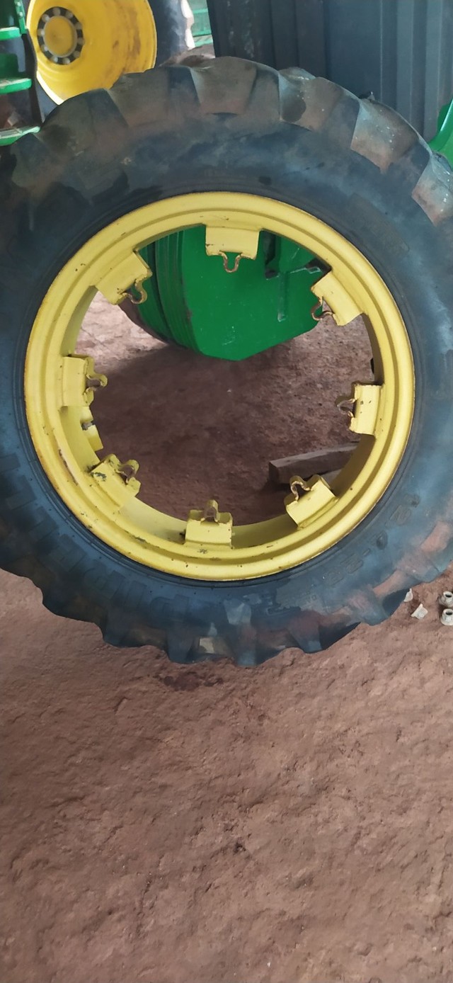 Pneu Pirelli 12.4-28 com roda - Foto 3
