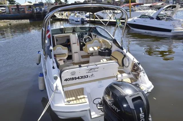 Aluguel de lancha, faça seu roteiro e deixe o resto com a gente 