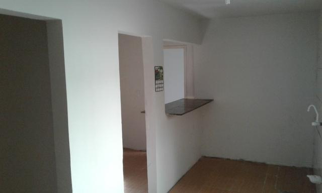 Casa nos fundos - 2 quartos Sala Cozinha 1 Garagem - Foto 2