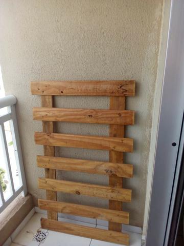 Suporte vertical de madeira para plantas e hortas