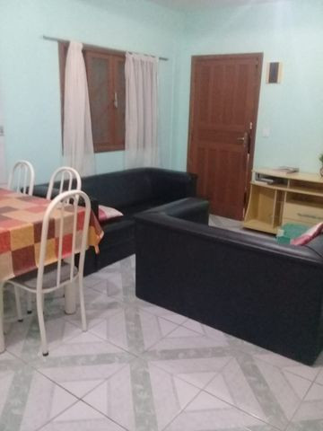 Alugo quarto 650para moças