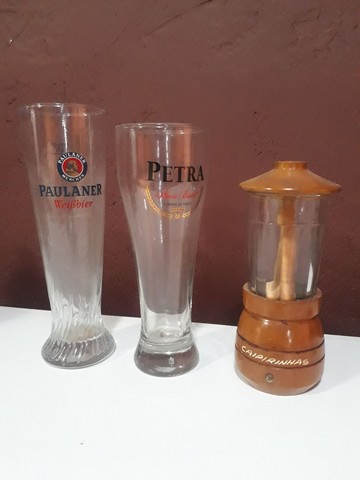 Copos cerveja artesanal e caipirinha