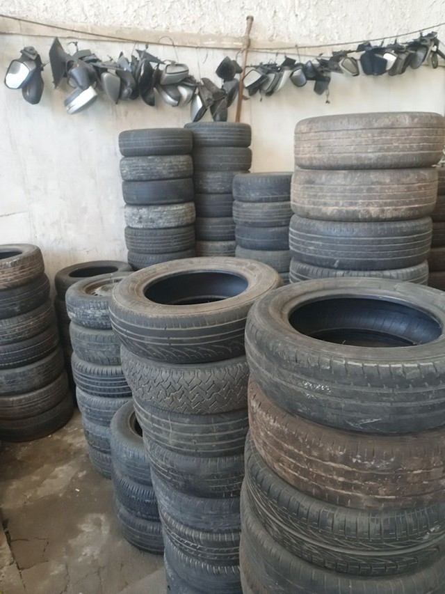 Diversos pneus de diversos tamanhos 