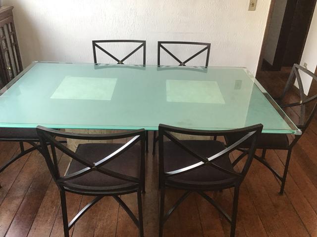 Mesa com seis cadeiras