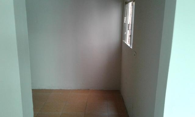 Casa nos fundos - 2 quartos Sala Cozinha 1 Garagem - Foto 5