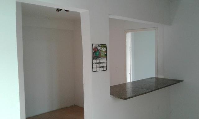 Casa nos fundos - 2 quartos Sala Cozinha 1 Garagem - Foto 6